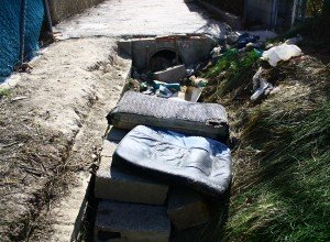 Un brazal lleno de basura en Aljucer
