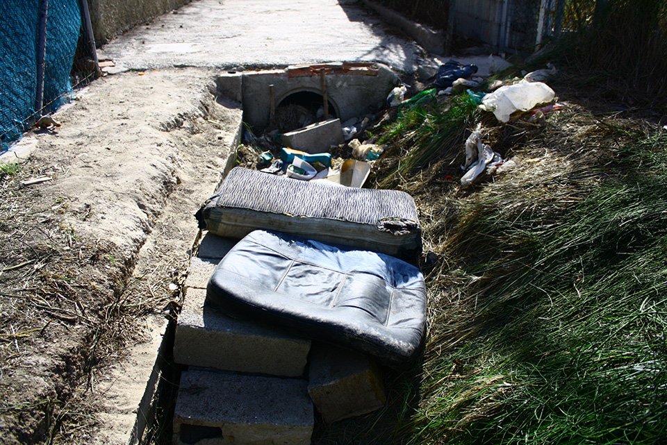 Un brazal lleno de basura en Aljucer